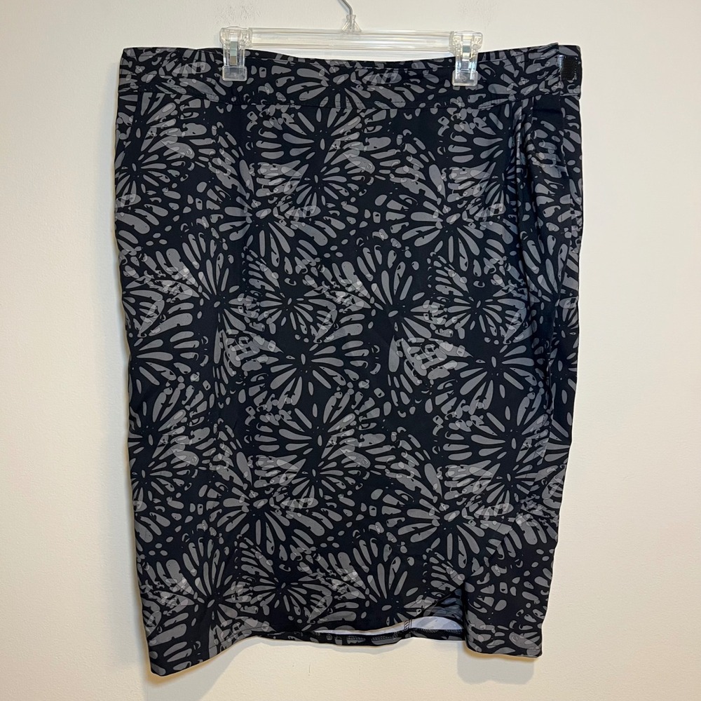 RipSkirt Hawaii Skirt Length 3 Black Gray Floral Size XXL 20-22 Travel Beach